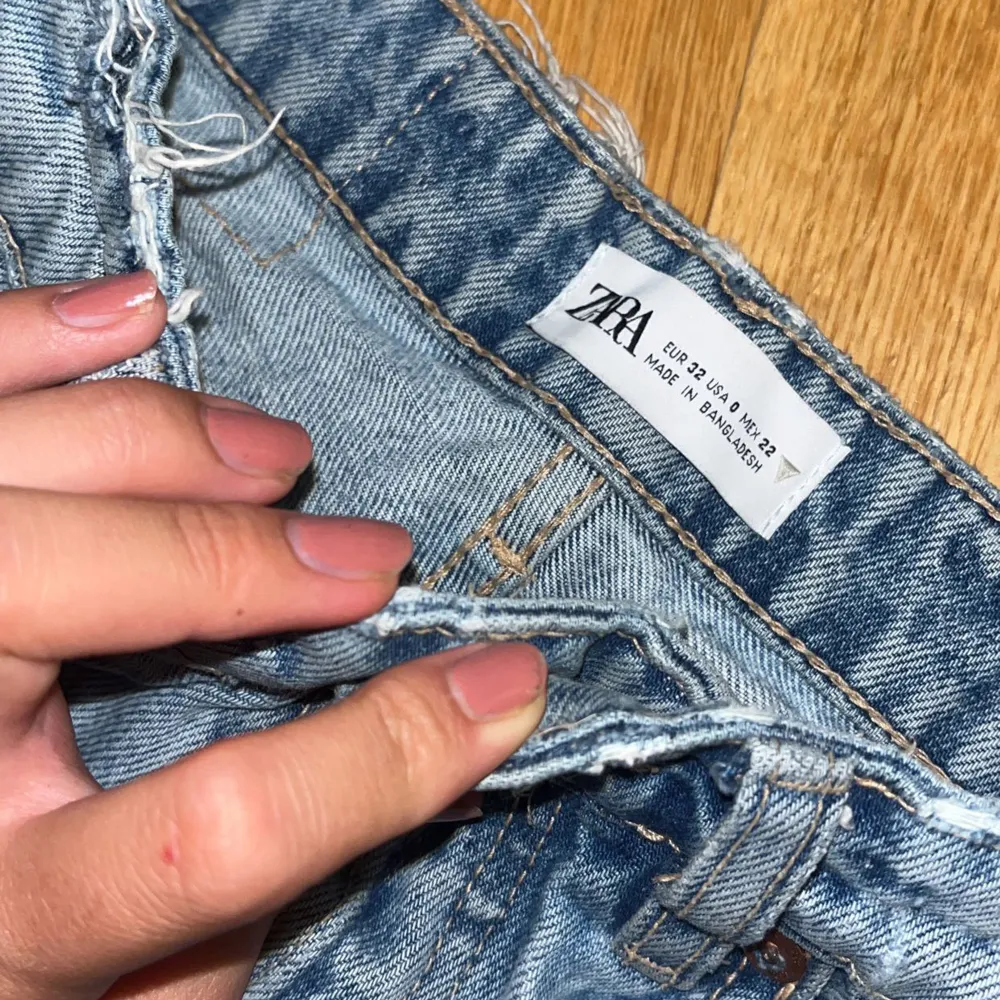 Säljer nu dessa supersnygga Lågmidjade jeansen från zara då de inte längre kommer till användning🫶🏻🫶🏻 Nypris 499, Mitt pris 150kr. Jeans & Byxor.