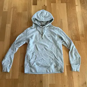 Säljer denna hoodie då den är för liten för mig, den är i fint skick och inte mycket använd, snygg färg och sitter skönt. 