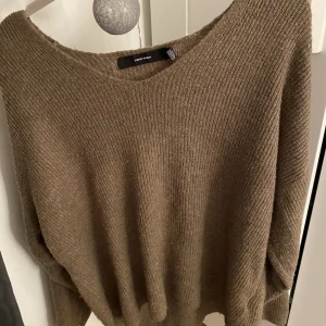 Brun stickad tröja - Säljer denna super fina bruna stickade tröja från Vero Moda💗. Materialet är jätte mjukt o skönt o sticks absolut inte.