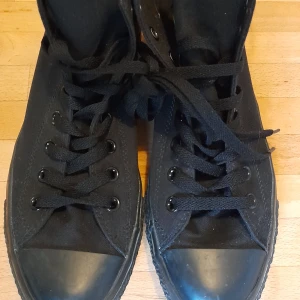 Converse All Star Monochrome Black - Knappt använda. Stl 9,5/43/28cm.