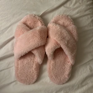 Helt nya tofflor storlek 37 - Söta tofflor i storlek 37 helt oanvända 