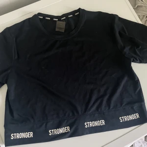Tröja från Stronger ⚡️ - Säljer denna då den inte kommit till andvädning🥰Lite kortare tränings t-shirt 🤍