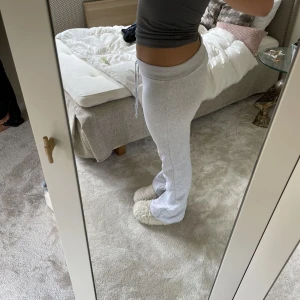 Slutsålda brandy melville byxor  - Fantastiska mjukisbyxor från brandy Melville🤍😍😍sååå snygga och sköna nu till hösten, perfekta byxorna❤️köpa förra veckan för 385kr med lappen kvar, helt oanvända och endast testade en gång, populära och slutsålda i butik, svåra att få tag på 🤍🤍🤍