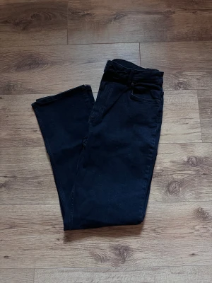 Jeans - Helt nya och oanvända jeans från Pieces (Zalando).   Rensar ur min garderob från en hel del oanvända kläder🌼 Kika och se om du ser något mer i min profil som du gillar så skickar jag med det till dig också!😊 Fler kläder kommer! 