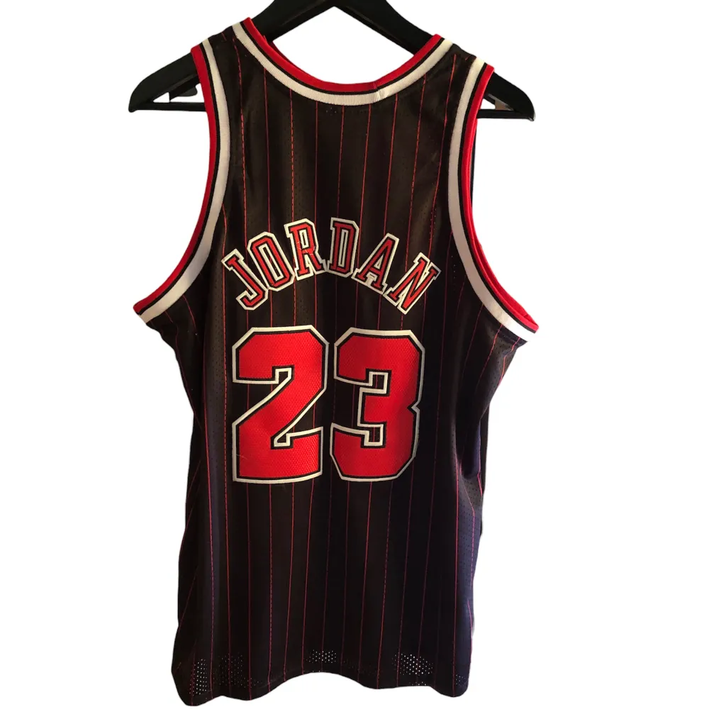 Michael Jordan Jersey från 1996-97 storlek L. Fråga gärna frågor. T-shirts.