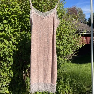 Rosa klänning - Drömmig sammetsklänning!! Perfekt till middagar och utgångar, speciellt nu till höst/vinter!  Använd 1 gång! Inga defekter. 