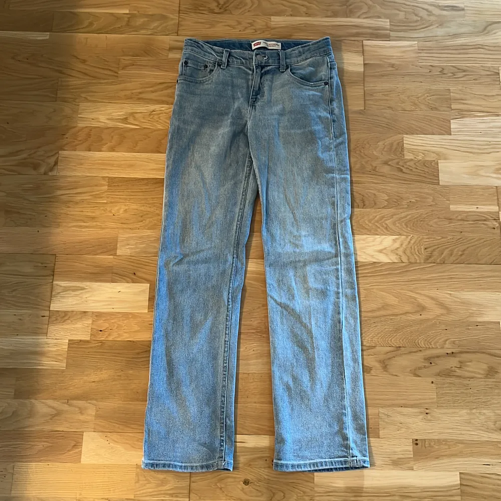 Levi’s 551z authentic straight ljusblå. Storlek 14år/ 158/164 cm. Har används endast 1 gång!. Jeans & Byxor.