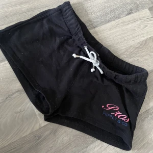 Mjukisdhorts  - Jättesöta mjukishorts, är lite katthår på dom men de har jag rullat av nu. Står storlek M (40/42) men passar mig som brukar ha S/M i sånna🩷 okänt märke?? Dom är lågmidjade🌸