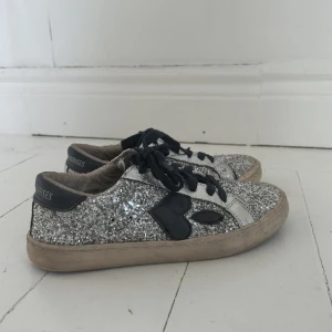 Le temps det cerises - Säljer ett par super fina skor från le temps des cerises. Använda men ändå i bra skick💕