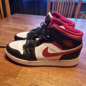 Nike jordans mid 1 - Fina Nike jordans mid 1 gym red. Köpta på Merch sweden för 3800. Lite slitage bak på hälen men inget som påverkar utseendet på skorna, annars väldigtbbra skick. 