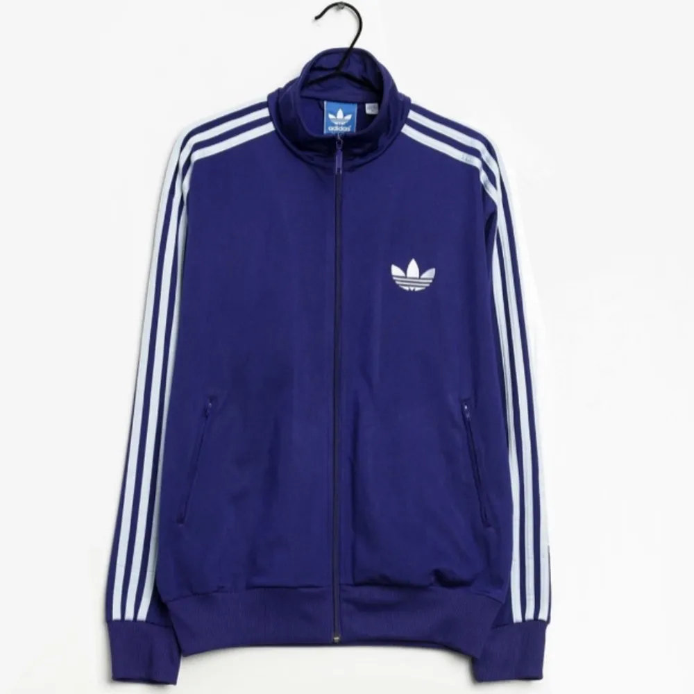 Intressekoll! Funderar på att sälja denna adidas zip up. Använd men funkar fint och utan defekter. Superfin med ljusblå ränder resten är lila. Lånade bilder. Strl L men passar alla ifall man vill ha den oversized. Kontakta mig vid minsta lilla fundering💜. Hoodies.