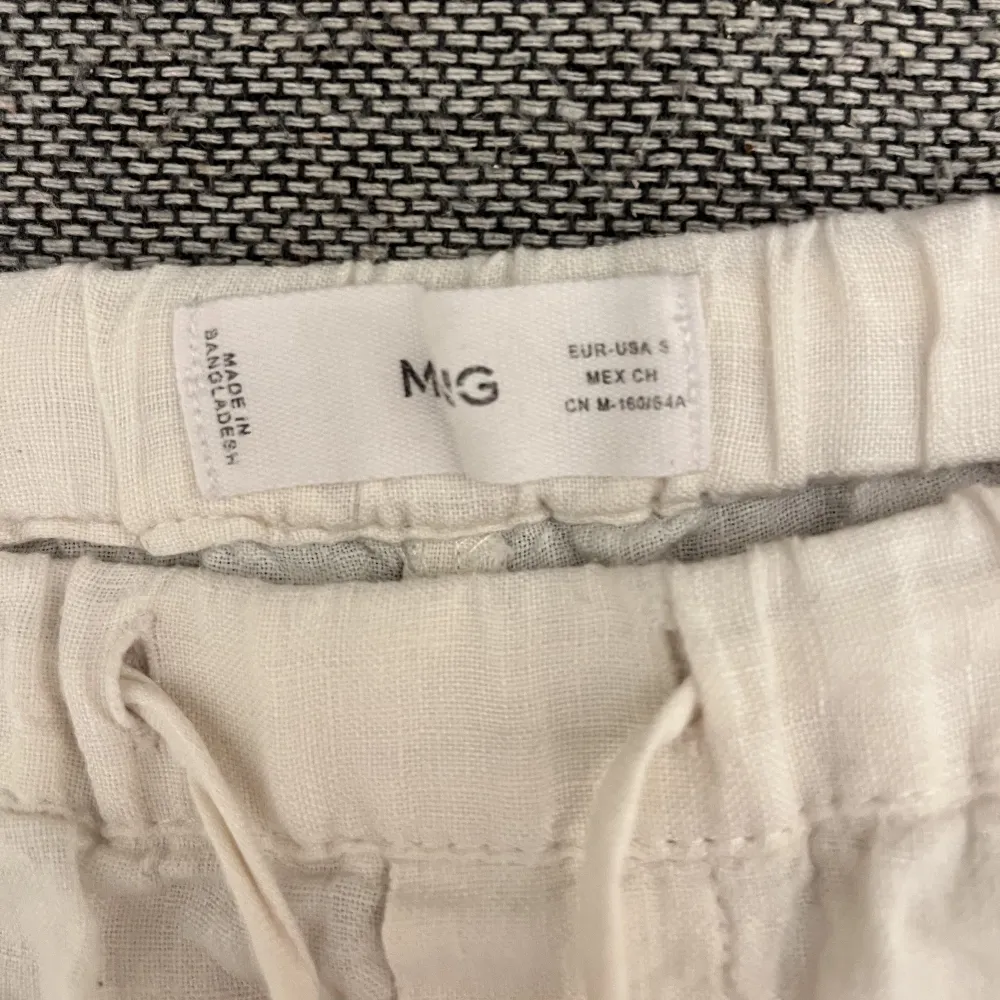 Ett par jätte fina linne byxor använda fåtal gånger (pris kan diskuteras) obs dom e skrynkliga för att dom e nytvättade . Jeans & Byxor.