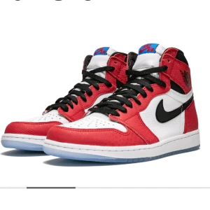 Jordan 1 High red whit  - Helt nu skor jag fick den i min födelsedag men den är f ör liten det är därför jag vill Selja den 