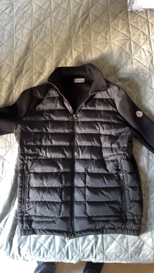 Moncler cardigan! - En jätte fin jacka som är använd några gånger den är i jätte bra skick och i size 2 som motsvarar M. Hör av er vid funderingar.