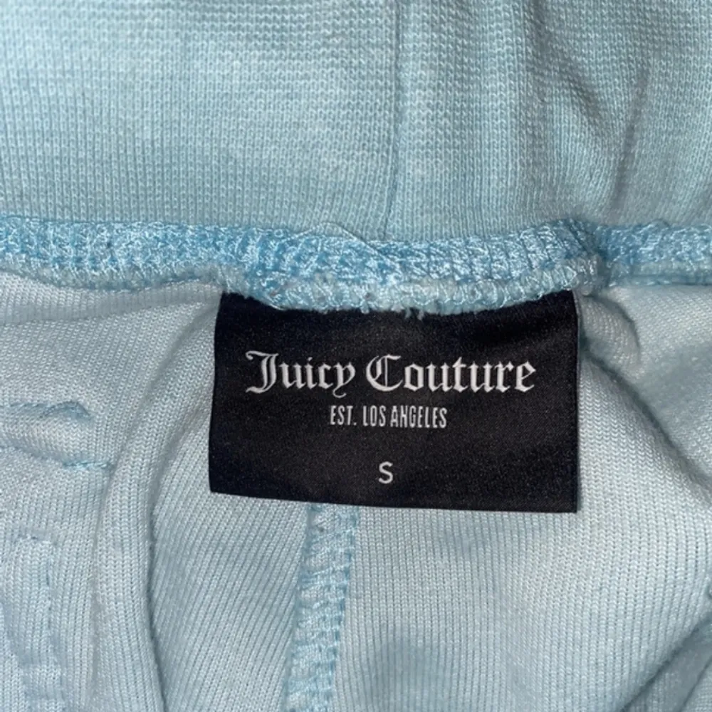 Bra skick⭐️ Juicy byxor i ljusblå/turkos färg. . Jeans & Byxor.
