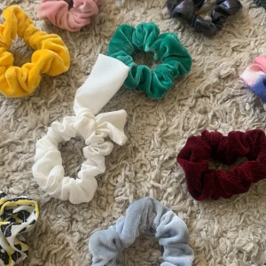 17 tofsar - jag säljer mina scrushies för 3 kr styck eller alla för 50, skriv om du vill köpa. dem är i bra skick och är fina men säljer pgr av att jag inte använder dem. 