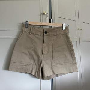 Fina shorts i jeansmaterial. Köpta på H&M för ett par år sedan, men är fortfarande i mycket fint skick!☺️🤍