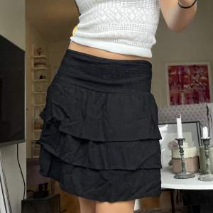 Helt oanvänd svart kort kjol! Passar till allt och är väldigt skön. Kllla gärna min profil så kan jag ordna samfrakt vid flera köp.🖤🖤