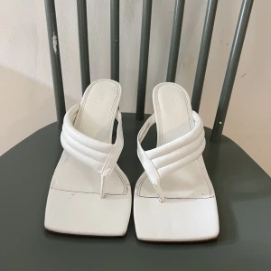Vita flipflop klackar - Supersköna klackar men ca 8cm klackhöjd, aldrig använda