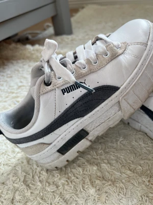 Puma Mayze Mix Sneakers Women - Säljer mina Puma Mayze.  Inköpta våren -23, så knappt 6 månader gamla och mycket bra skick.  Går att putsa upp mer och byta eller tvätta skosnörena så blir dom så gott som nya. 