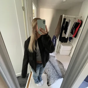 Höstjacka  - Säljer denna skitsnygga bombarliknande jacka. Köpt på second hand men själv har jag aldrig andvönt den, prislappen är kvar💘 skriv vid funderingar 🙌🏼💕