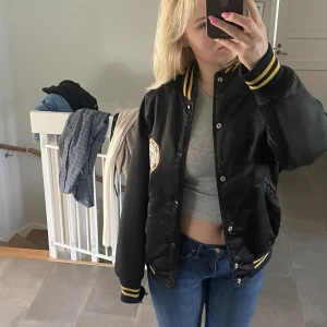 Collage jacka - Skit snygg collage jacka till hösten! 🍂⭐️💕 Köpt på Urban outfiters för 800kr.  Har ett hål i fickan (köpte och märkte de efter) går lätt att sy igen.   💕🙌