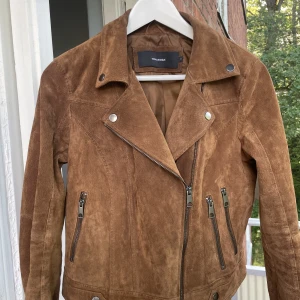 Mockajacka - Jacka i brun mocka  Vero Moda  Storlek M Nypris: 1100kr  Mycket sparsamt använd 