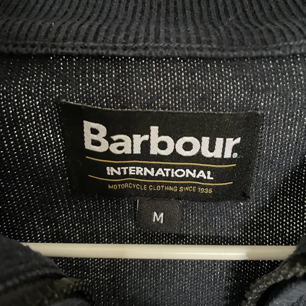 Säljer just nu min Barbour International half zip. Den är i använt skick men har inga större defekter. . Hoodies.