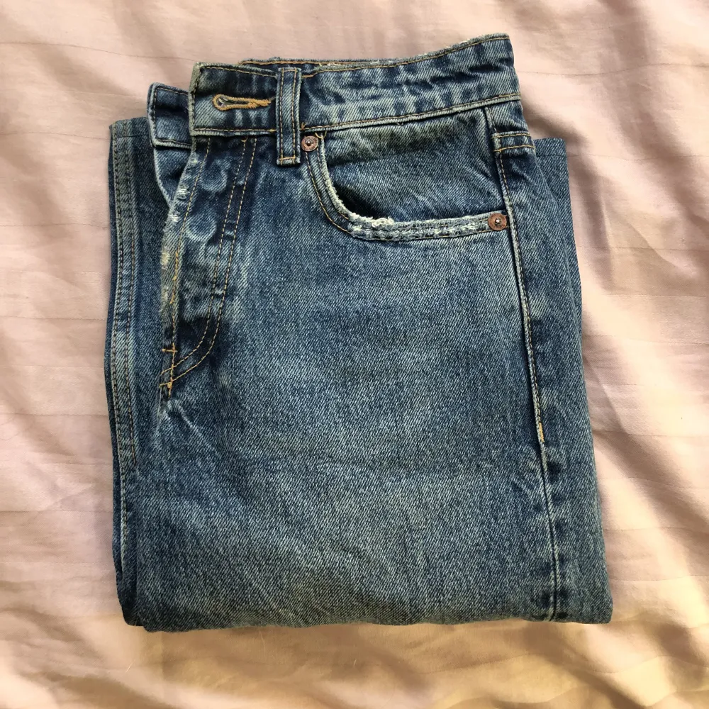Low waist jeans från zara i storlek 32. Jeans & Byxor.