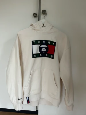 Bape x Tommy hilfiger  - Säljs på StockX för runt 2000 så om någon har tiden/orken att flippa den där så finns det lätta pengar att tjäna  Bape x Tommy Hilfiger hoodie Köpt i Stockholm  