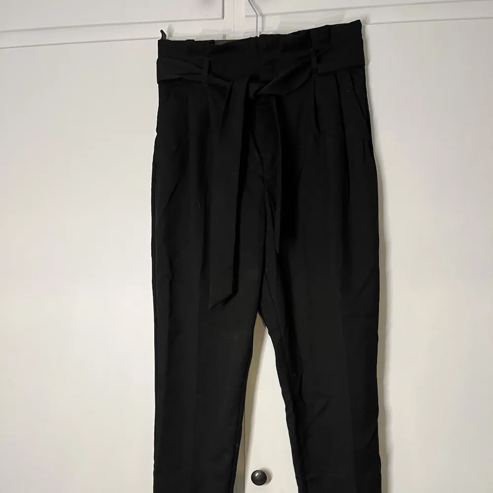 Svarta paperbag byxor från H&M, bara använda ett fåtal gånger och i nyskick!✨✨. Jeans & Byxor.