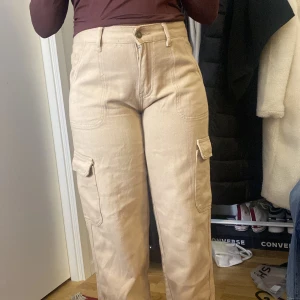 Cargobyxor (beiga) -  Nya byxor, köpte i fel storlek och det finns ej retur. 