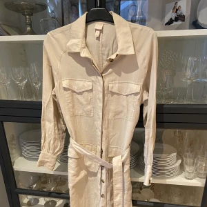 Skjortklänning strl 38 - i fint använt skick, beige