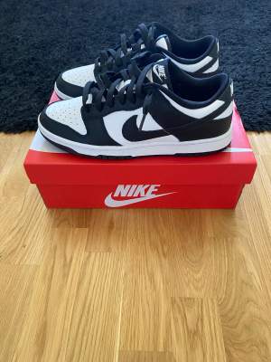 🐼 Nike Dunk Low Retro ”White Black Panda”🐼   Klassiska skor som passar till alla kläder  Storlek: US 10 / (EU 44)  Skick: 10/10 DS Skriv om du har frågor eller är intresserad!