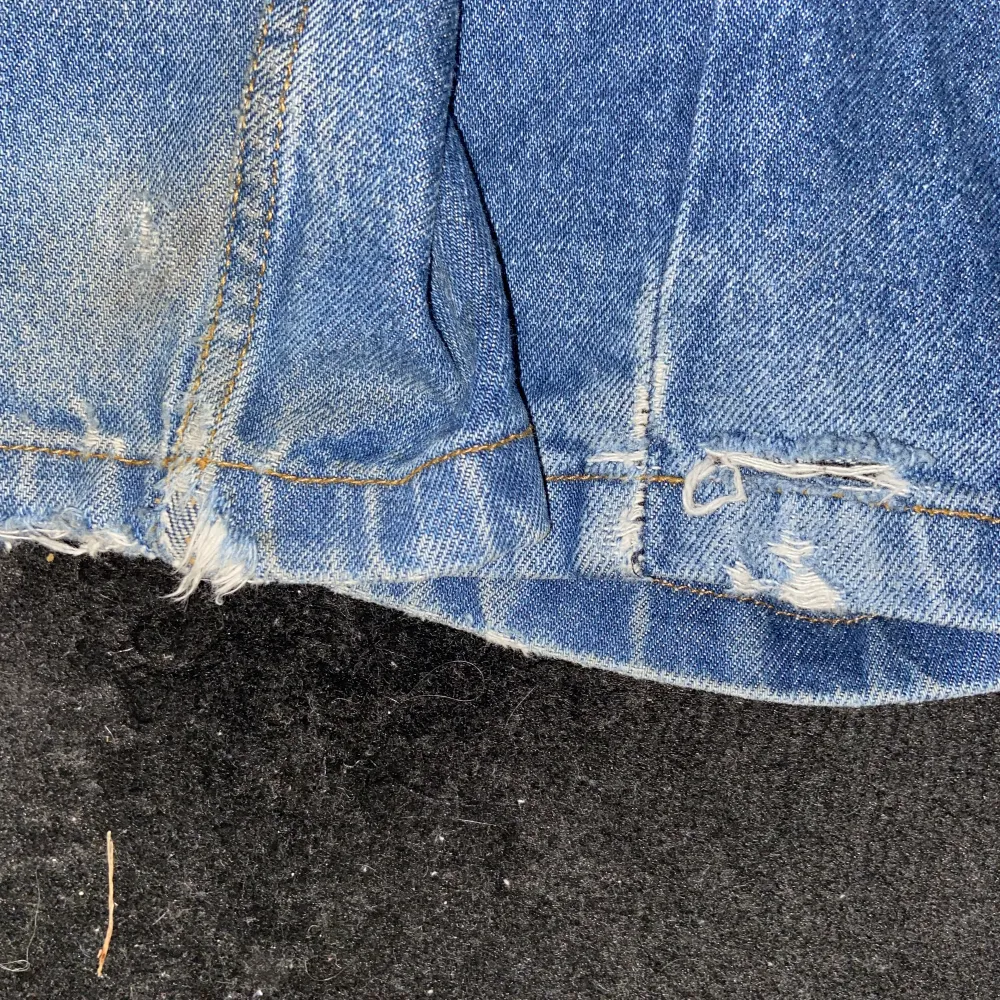 Säljer pga att de är för små. Gott skick, slitage förekommer som syns på sista bilden men annars är det inget. . Jeans & Byxor.