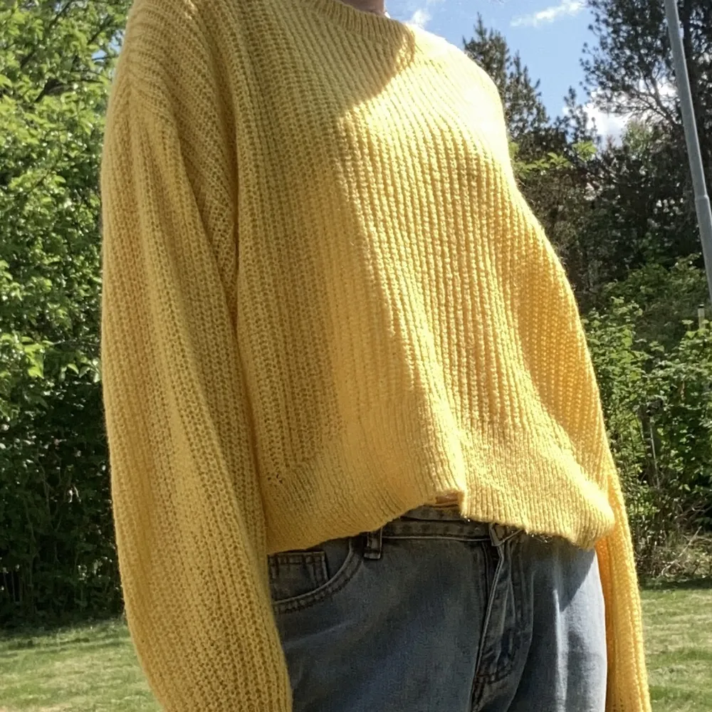 Jätte söt gul stickad tröja, sitter super bra på mig som normaltvis är strl S. Men den skulle funka för folk xs-m!!❤️ Har använts flitigt men är i fortfarande super bra skick❤️. Stickat.
