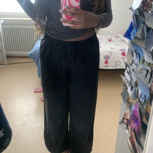 Ginatricot linnebyxor  - Ett par jätte fina nya linne byxor som endast blivit använd 2 gånger💞 Säljer dessa eftersom jag tråka köpa byxorna i petit istället för tall🙃( är 170) *Slutsålda på Ginatricots hemsida*