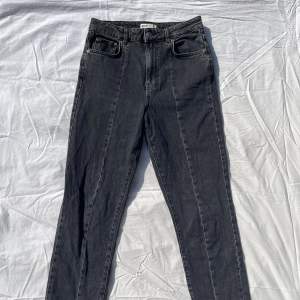 Stretchiga mörka Gina jeans med slits framtill och smickrande söm längsmed benen 💕