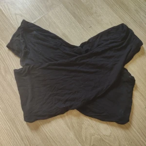 Topp - Säljer denna omlopps topp från  Ginaticot  Storlek xl men är väldigt liten i storlek så passar en m 