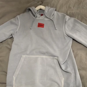 Hugo Boss tröja  - Hugo Boss tröja! Använd i väldigt gott skick! Storlek S passar även M Köpte den från Boozt har ej kvittot längre. Köpte den för 1000kr