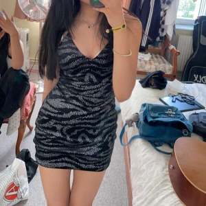 Klänning - jätte jätte fin, kort och tajt. Endast använd en gång. I jätte bra skick och ny