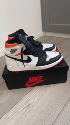 Jordan 1  - Tja säljer ett par Jordan 1 high electro orange  Cond 9,5/10 Storlek 46  Pris 1300