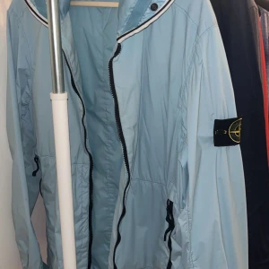 Stone island zip up jacket - Storlek M , köpt på Luisavioraroma, Säljs just nu för 7300