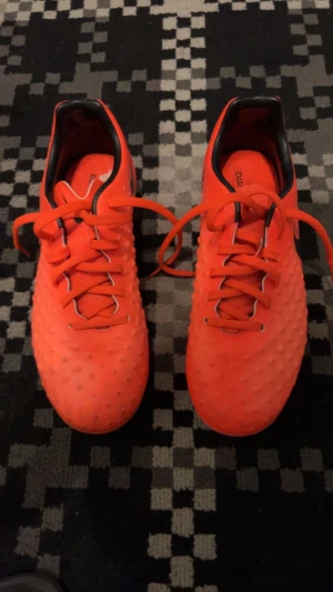 Skor - Bra skick , använd ett par gånger , elegant färg och det blir aldrig jobbigt med att spela med skorna 