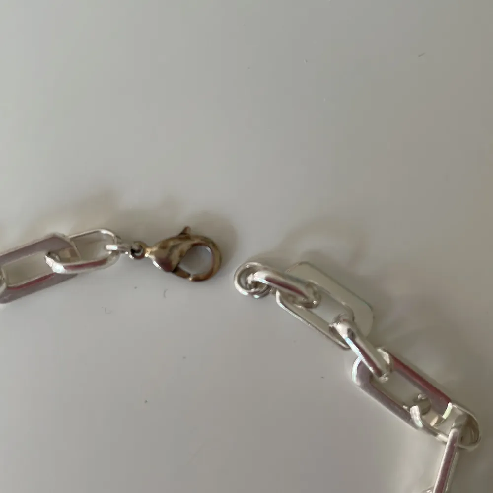 Fint Kedje halsband som jag säljer för att det inte kommer till användning. Ganska bra skick och är köpt för två år sedan ❤️ orginal pris: 100 inte äkta silver! . Accessoarer.