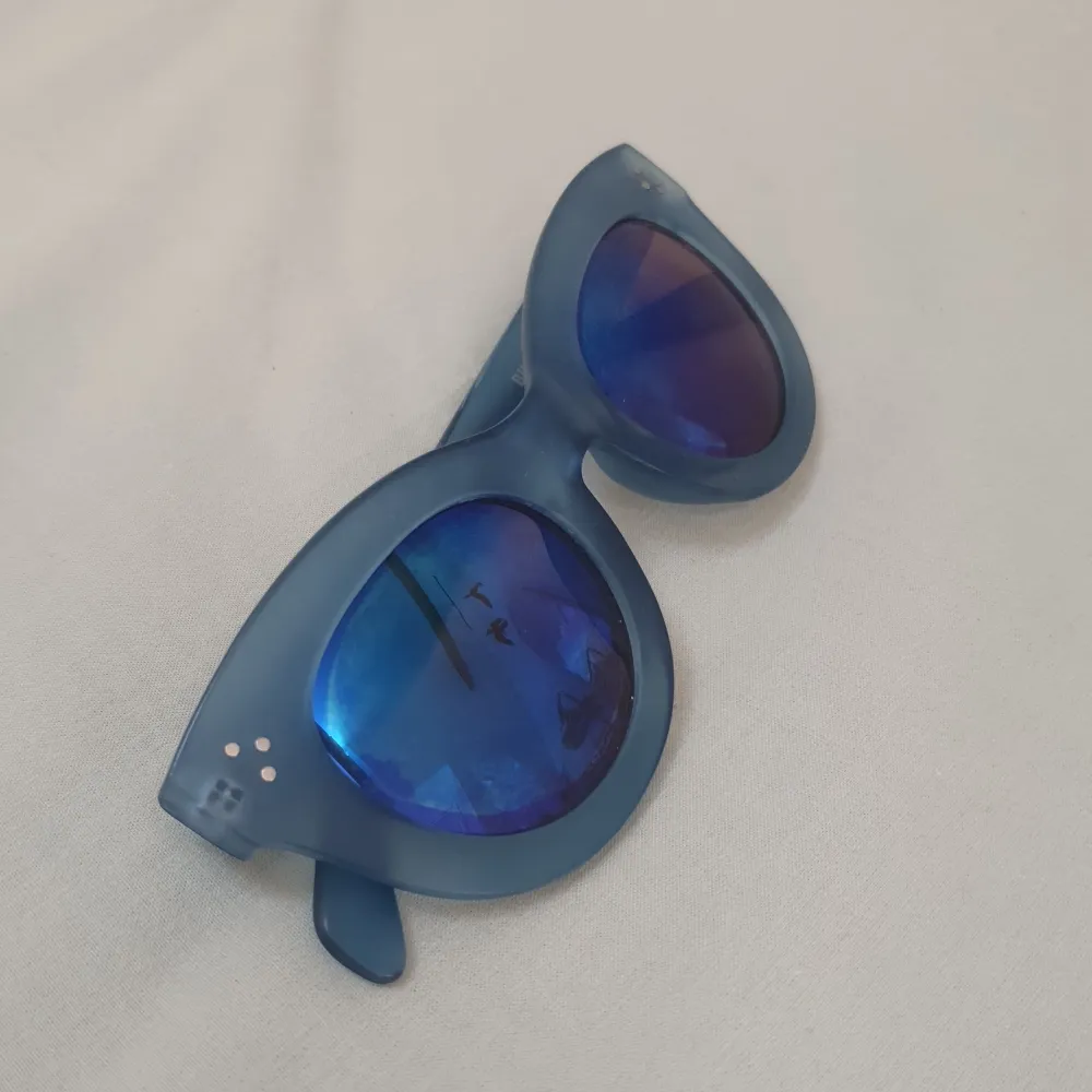 Blå solglasögon från bikbok. Accessoarer.