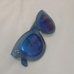 Blå solglasögon från bikbok