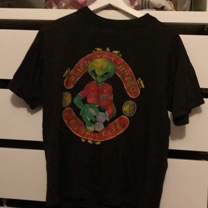 Svart tshiet  - En av de skummaste tröjorna jag äger men man United logga fast med annan text, inga tecken på användning 