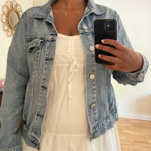 Jeansjacka Bik Bok - Jättesnygg jeansjacka från bik bok som är sparsamt använd, strl M och är jättesnygg oversized också✨köpare står för frakt