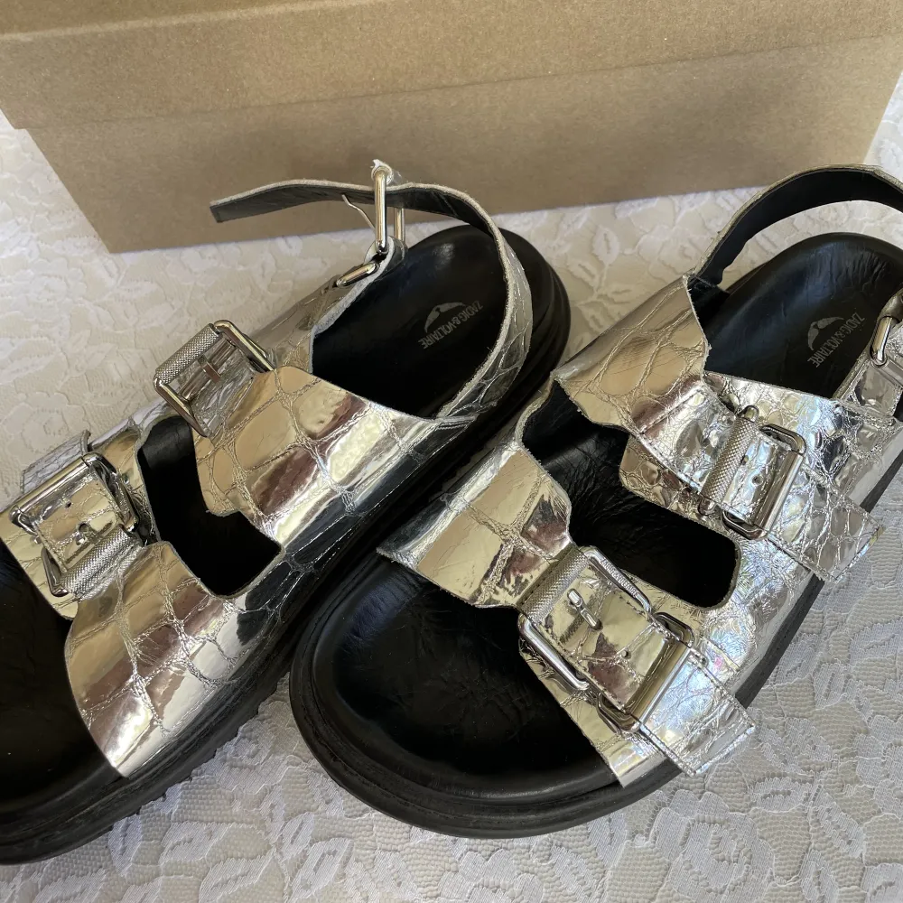 Säljer mina zadig sandaler då dem inte kommer till användning!Superfina & bekväma 💕 Sparsamt använda i storlek 40 🥰 Nypris: 3 643 🤍. Skor.